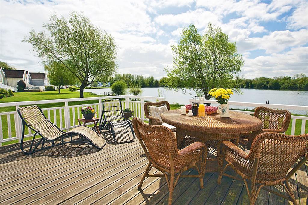 Caterina Lake Lodge South Cerney Eksteriør bilde