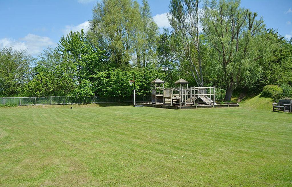 Caterina Lake Lodge South Cerney Eksteriør bilde
