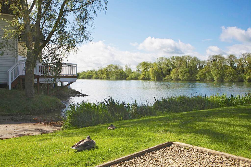 Caterina Lake Lodge South Cerney Eksteriør bilde