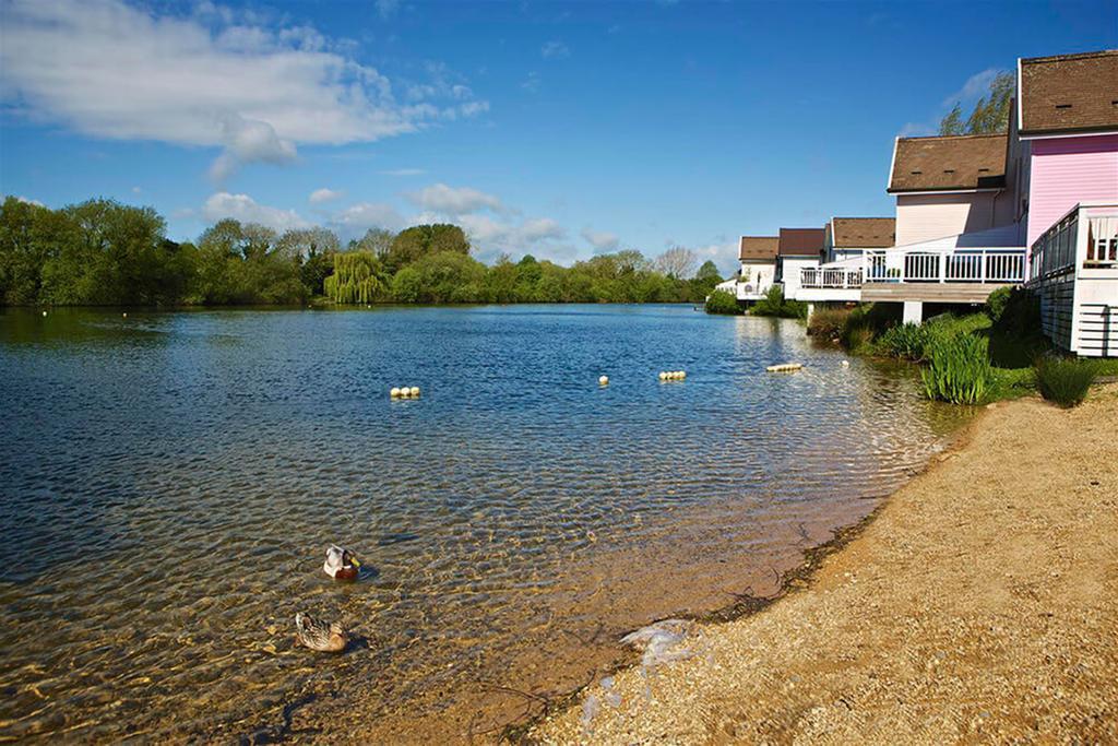 Caterina Lake Lodge South Cerney Eksteriør bilde
